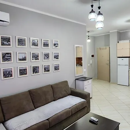 アパート Pleasing Place With Free Parking On Site In Komuna E Parisit